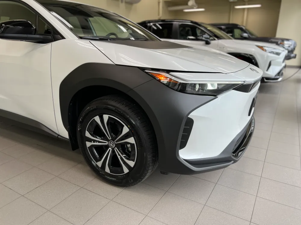 2023 toyota bz4x le fwd white 3